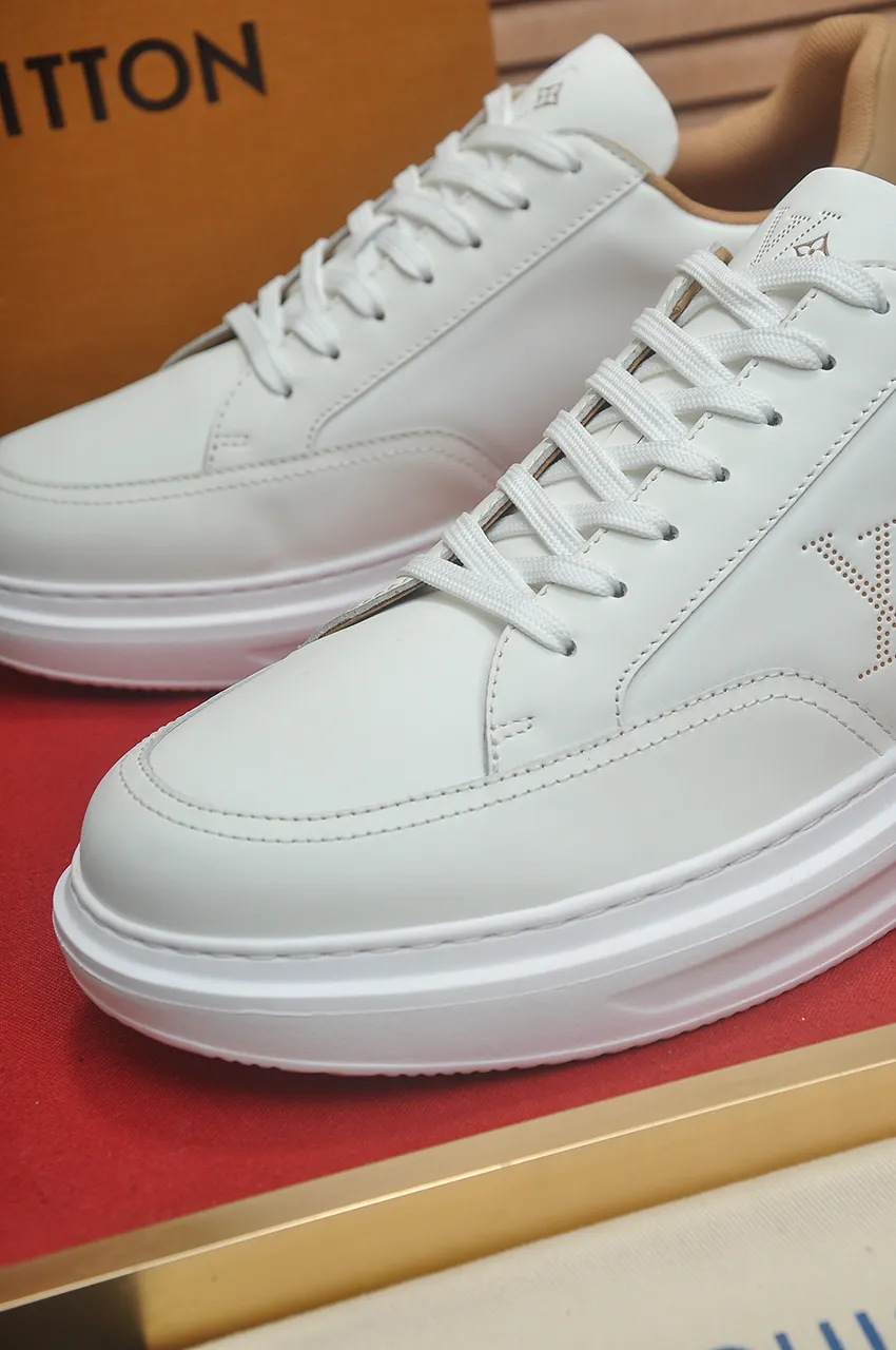 Men's men's shoes 💰640💶Original development, quality shipping, welcome to compare - LV sneaker series sports shoes introduce the loose silhouette of the ready-to-wear series into the spring and summer men's wear shows and make an eye-catching appearance. The cow leather upper is combined with rough fabric laces, and colorful beading highlights the brand's classic elements. LV letters mark the tongue and Monogram floral outsole. Mixed materials Made of top-grain cowhide, thick shoelace design, large Monogram print on the side, mesh lining and cotton feet, the comfort is as extreme as ever, premium heritage, quality first, worth owning! Size: Men’s 38-45 (45 is custom-made and cannot be returned or exchanged)